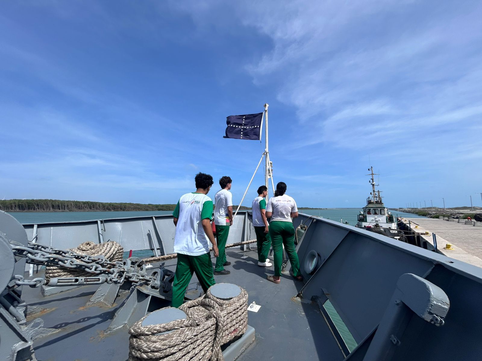 Navio-patrulha atracado no Porto Piauí recebe visita de estudantes da Escola do Mar