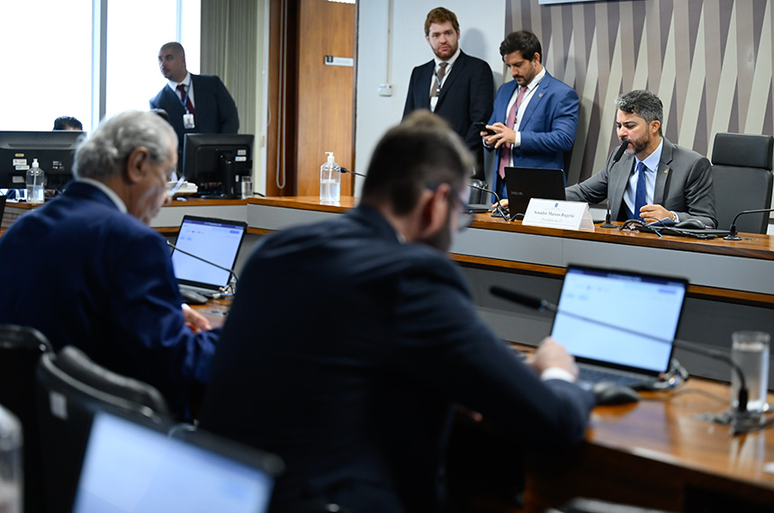 Avança projeto que susta norma sobre prorrogação de concessões de energia