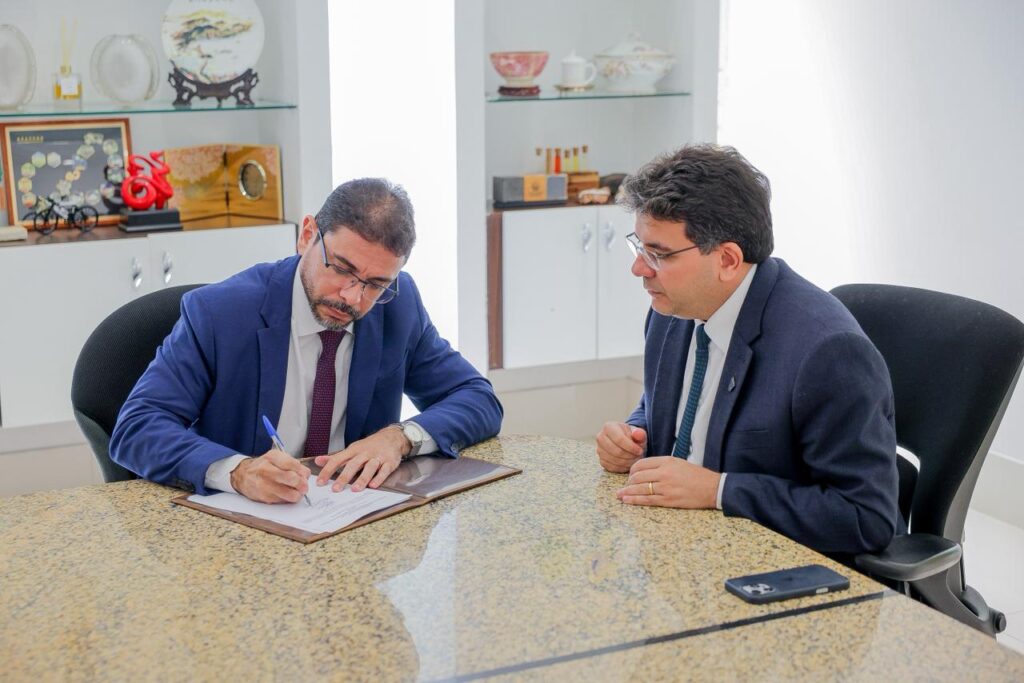 Rafael Fonteles homologa resultado oficial de concurso da Procuradoria Geral do Estado