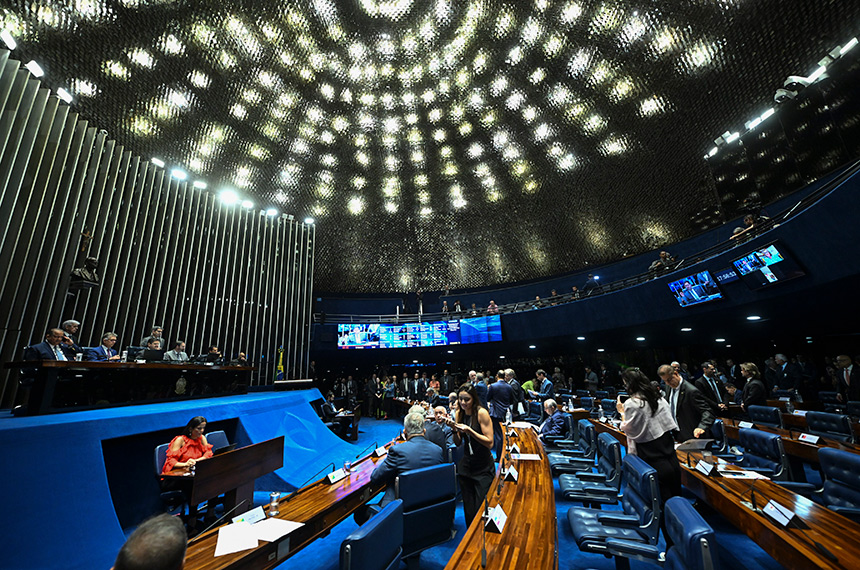 Senado aprova incentivos à formação de professores para educação básica