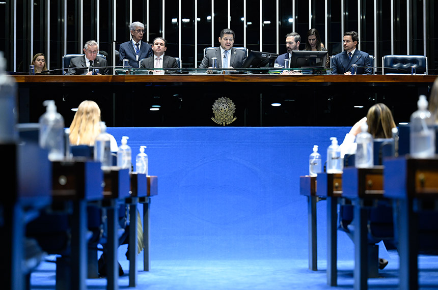 Congresso promulga emenda que libera acúmulo de cargos para professores