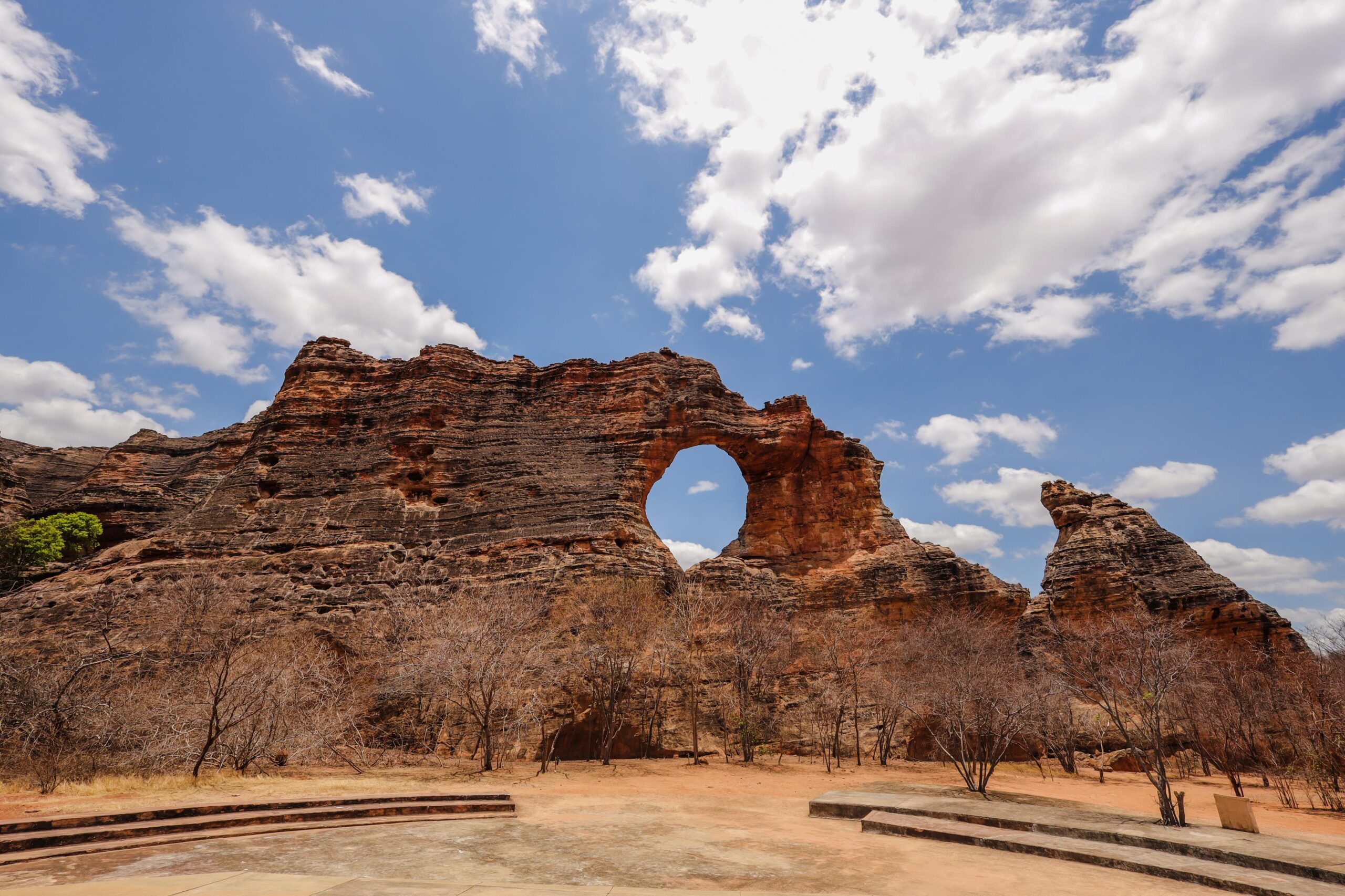 Serra da Capivara é destaque em site nacional por aliar patrimônio histórico, arquitetura e preservação ambiental
