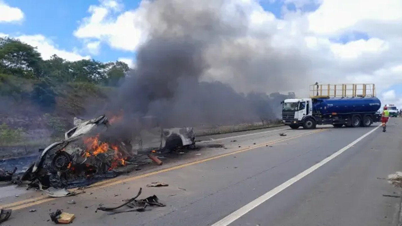 Colisão frontal na BR-101 deixa dez mortos no extremo sul da Bahia