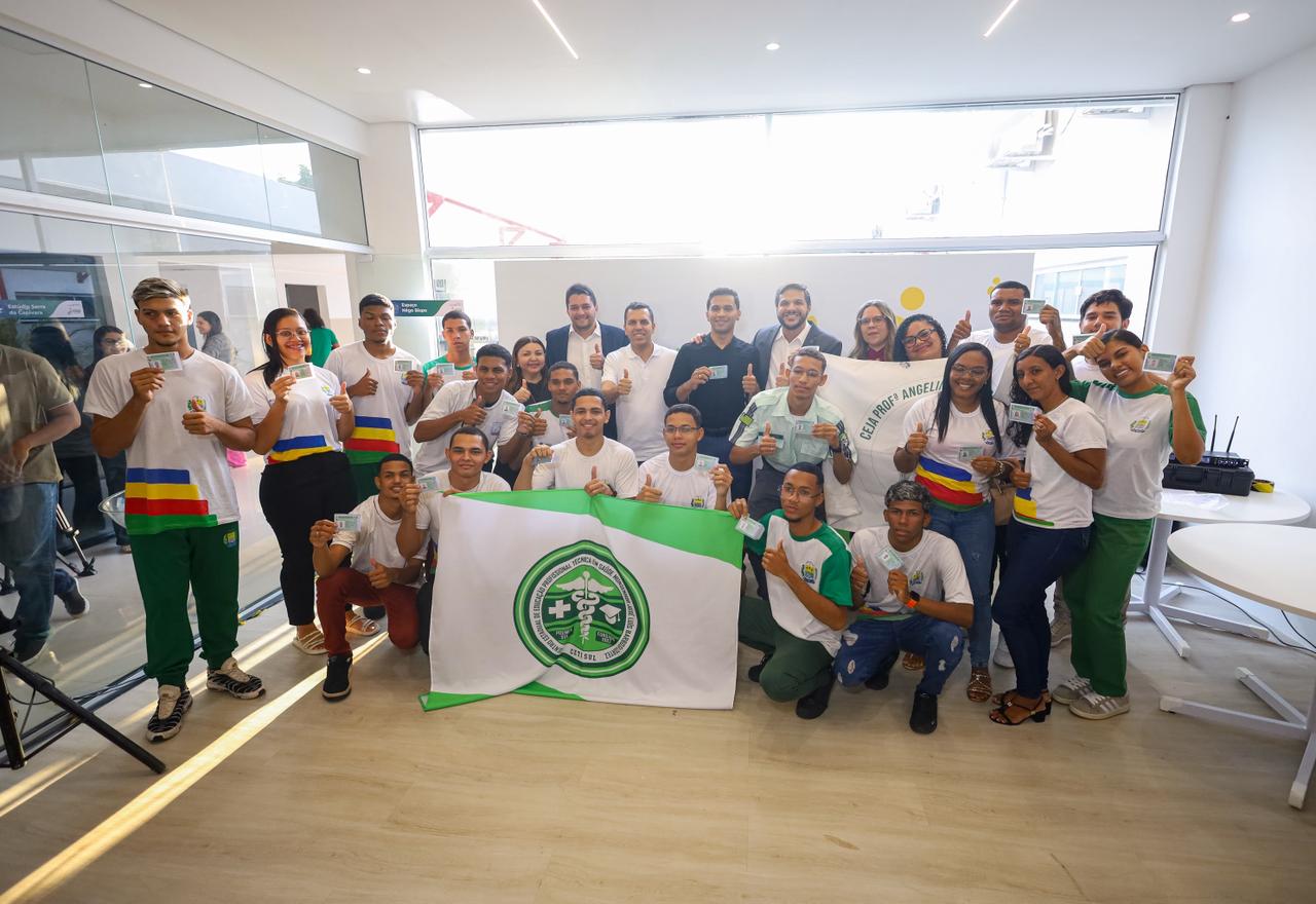 Estudantes da rede pública estadual recebem primeira habilitação pelo Programa CNH Social em Teresina