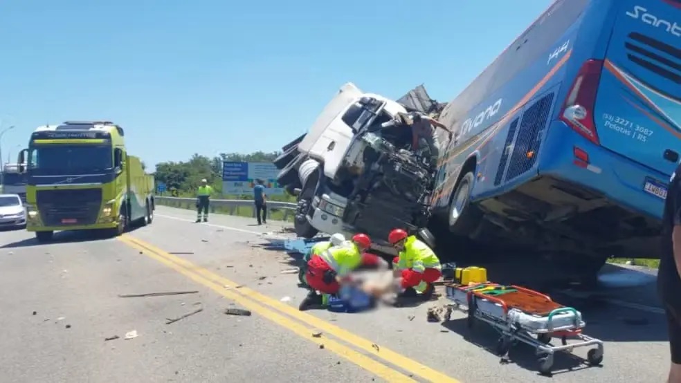 Colisão entre caminhão e ônibus deixa 4 mortos no RS