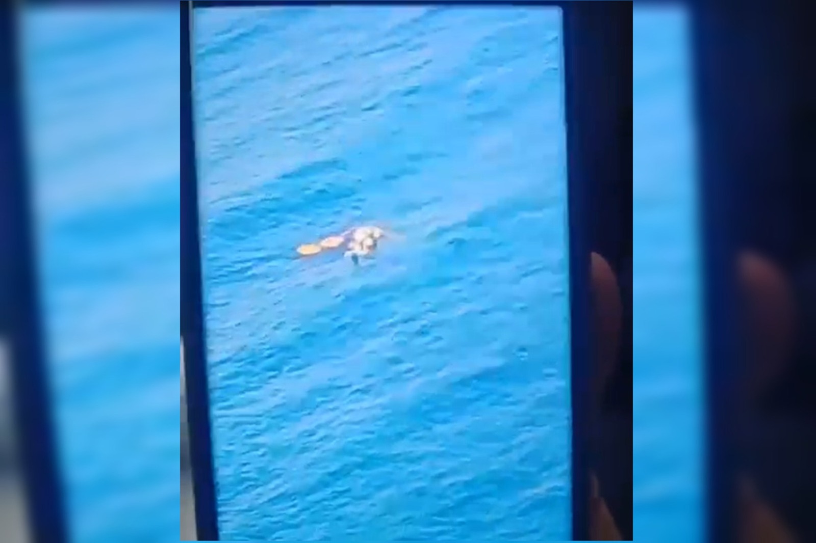 Helicóptero faz pouso forçado no mar no RJ