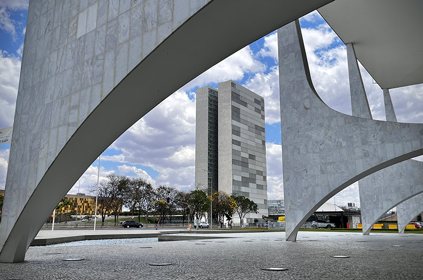 LDO é sancionada com prazo para pagar emendas e veto a Fundo Partidário maior