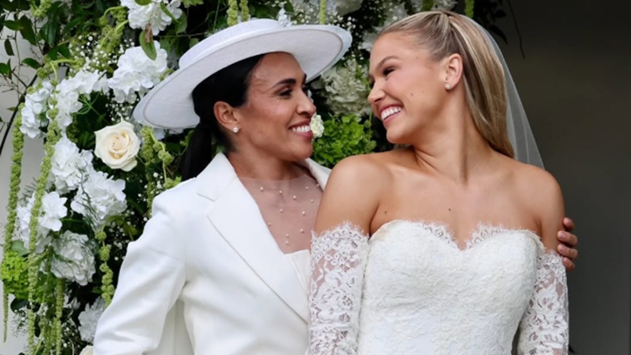 Ícone do futebol feminino, Marta se casa com Carrie Lawrence em cerimônia intimista na Flórida