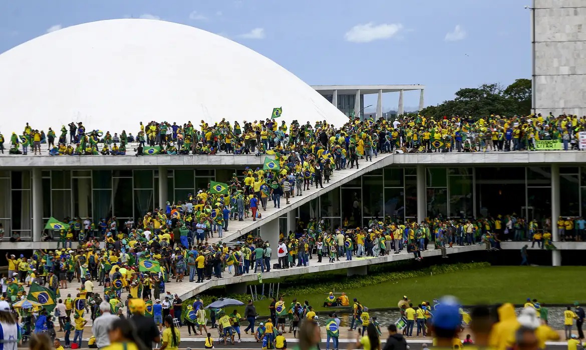 Hoje é dia da democracia, mas no Brasil o golpe é continuado. Cuidado!