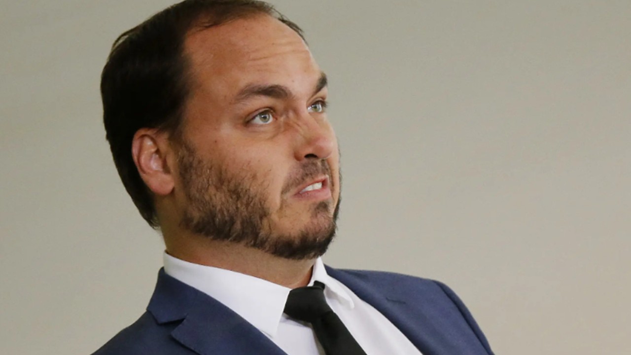 Carlos Bolsonaro pede que Trump tire o pai da cadeia