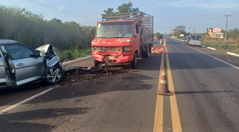 Bebê morre após colisão frontal entre carro e caminhonete em Piripiri