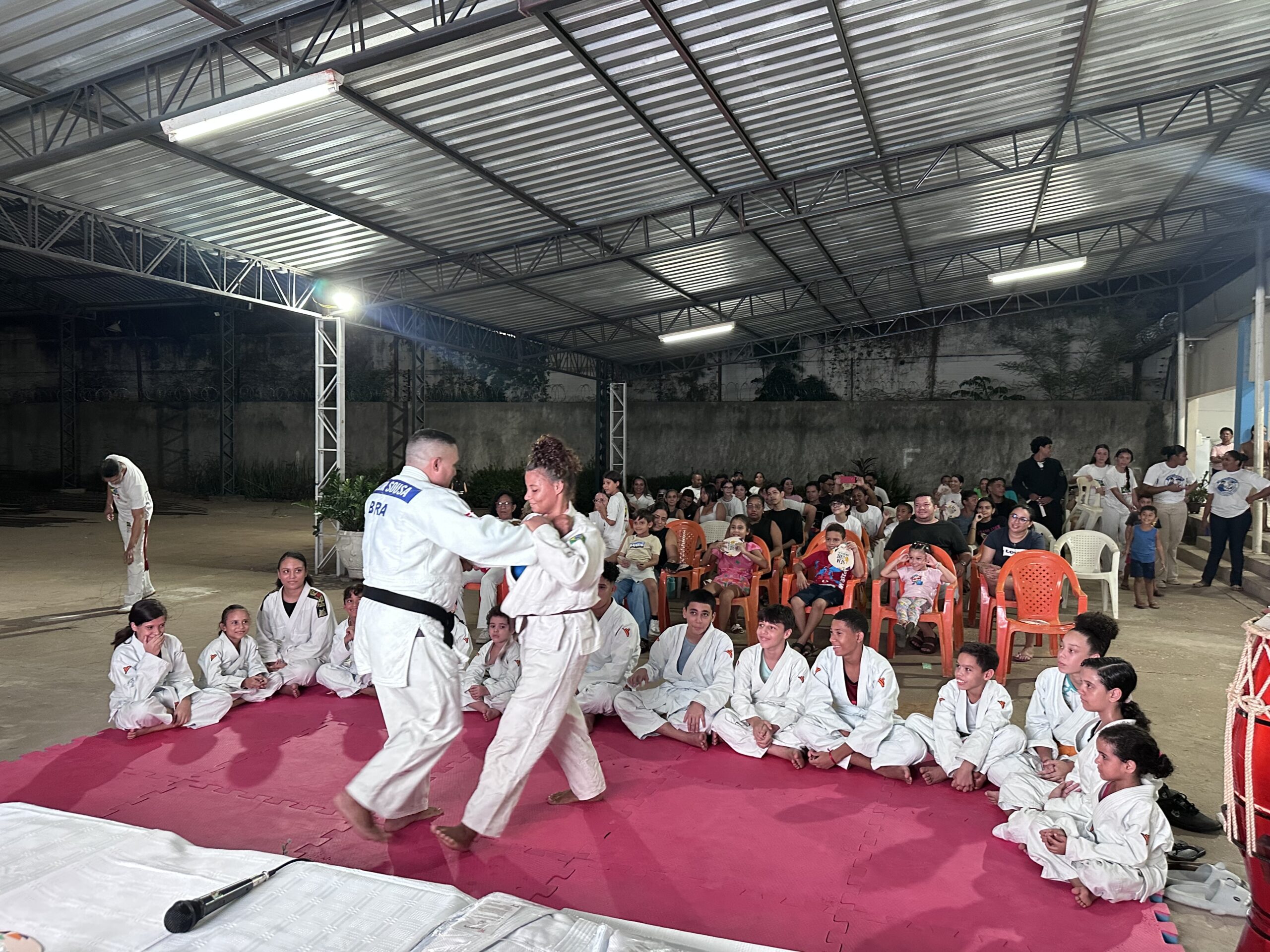 Cendfol entrega tatames e kimonos a projeto desenvolvido na Vila Operária, em Teresina, e fortalece ações de prevenção