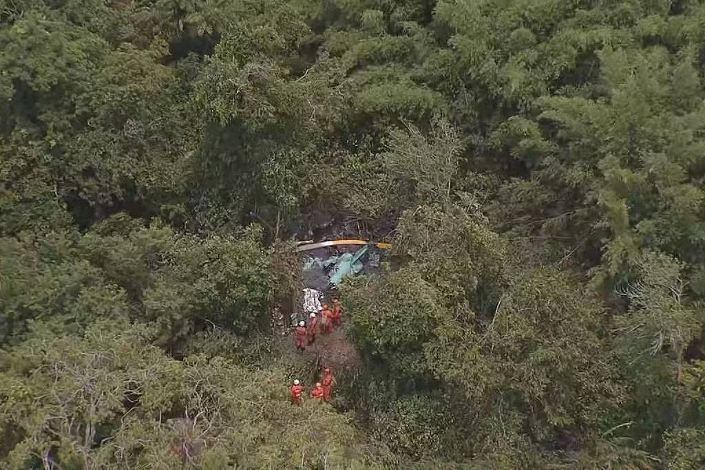 VÍDEO: Helicóptero cai em mata fechada e deixa 3 mortos no RJ