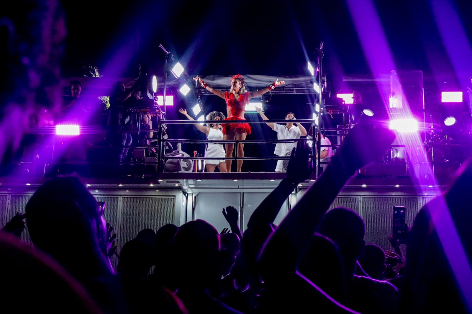 Multidão lota a Avenida Marechal Castelo Branco em show de Claudia Leitte nas prévias do Carnaval no Centro