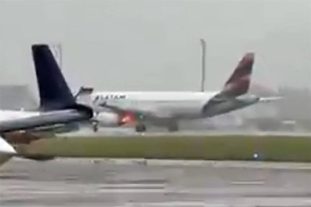 VÍDEO: Motor de avião da LATAM pega fogo em decolagem em Florianópolis