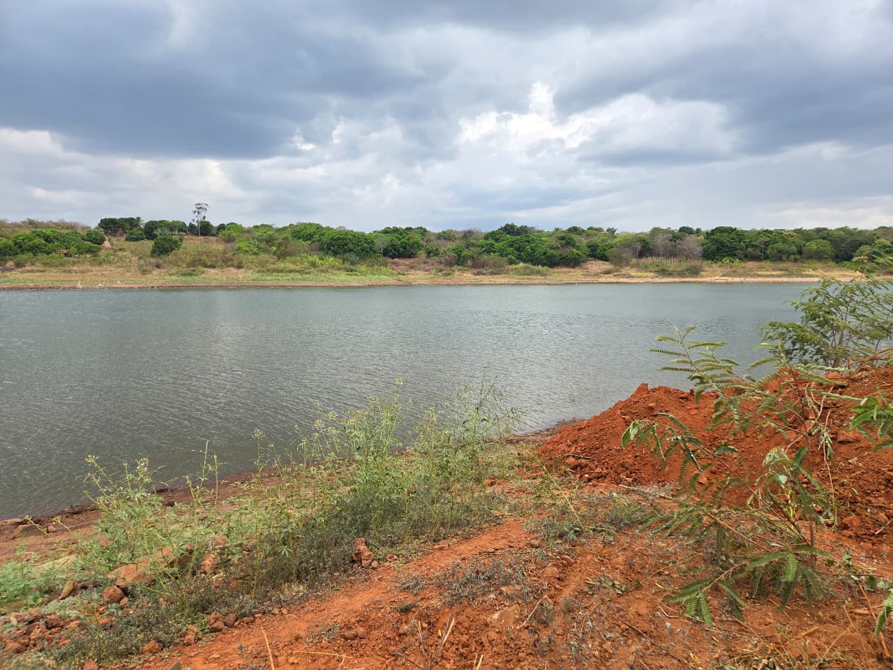 Águas do Piauí realiza dragagem do Açude Joana para reforçar abastecimento em Pedro II
