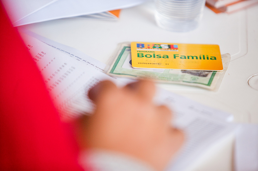 É falso que beneficiários do Bolsa Família serão impedidos de sacar em dinheiro