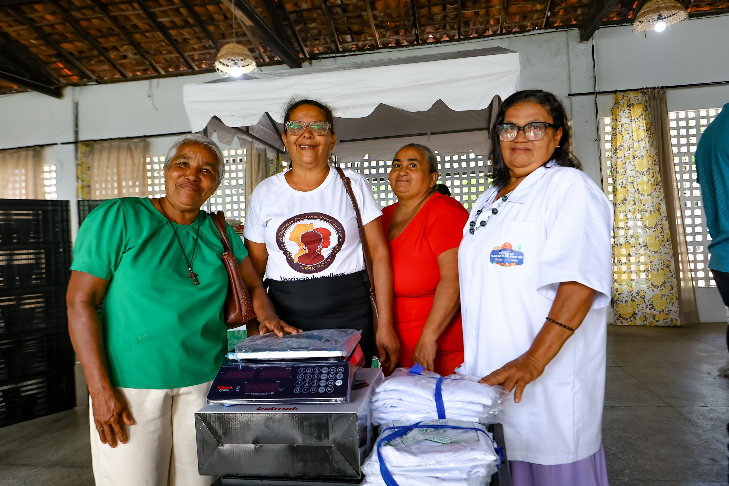 Agricultores familiares recebem kits para fortalecer a comercialização de produtos em feiras e eventos