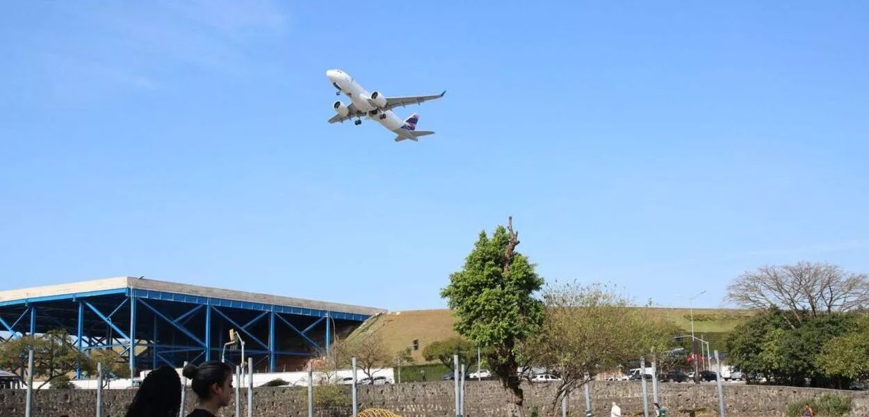 Carregador pega fogo em voo da Latam rumo a Brasília