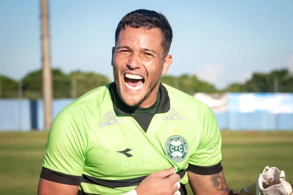 VÍDEO: Goleiro faz o gol da vitória cobrando o tiro de meta