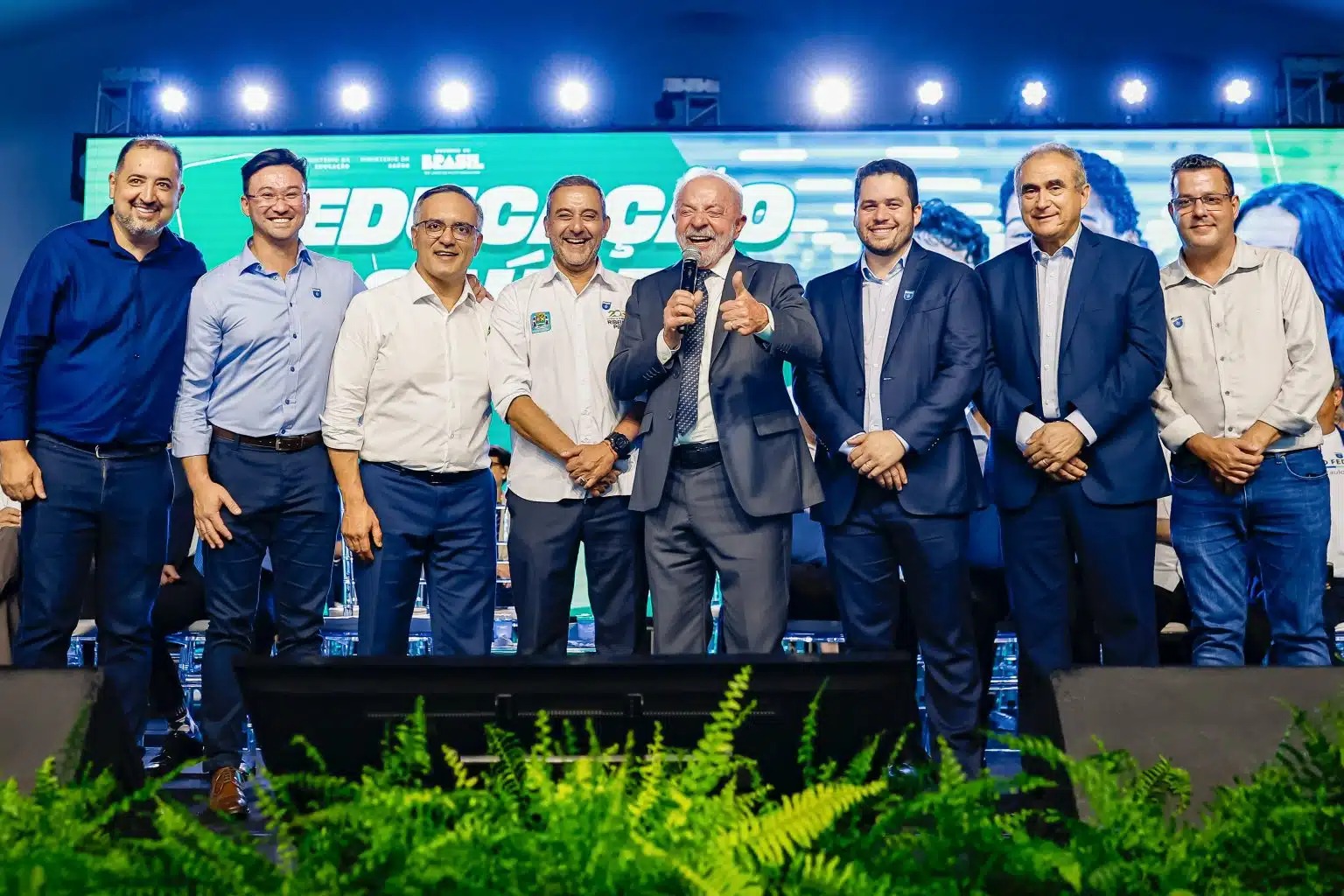 Prefeitos do PL tiram fotos com Lula em SP