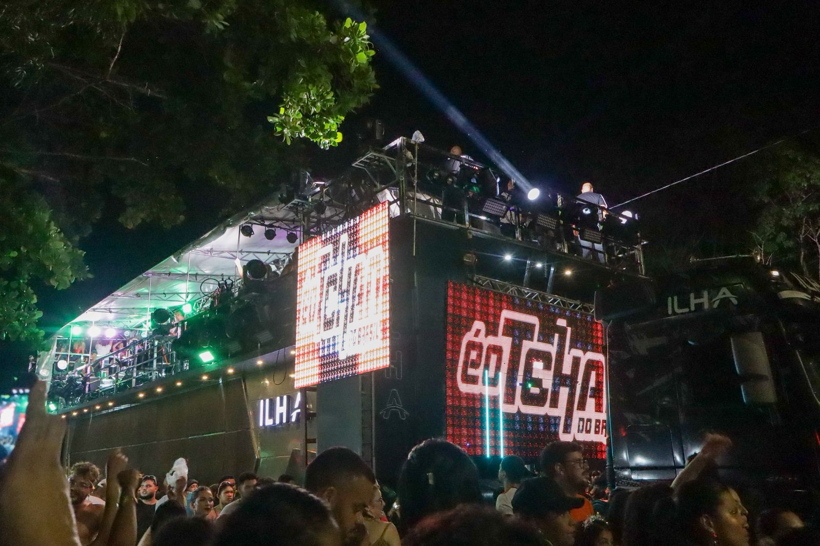 É o Tchan comanda folia e arrasta multidão para Marechal de Castelo Branco no encerramento das prévias do Carnaval