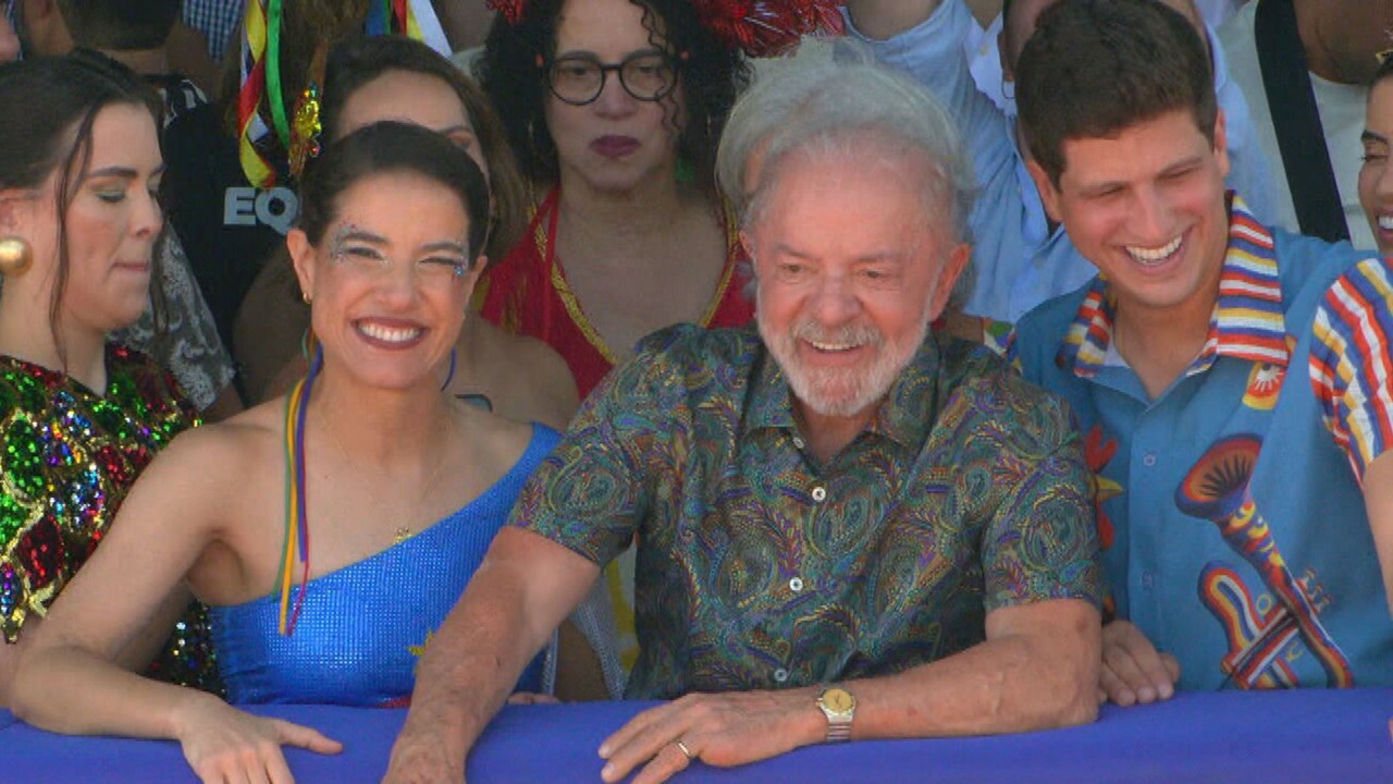 Lula abre Carnaval no Recife ao participar do Galo da Madrugada