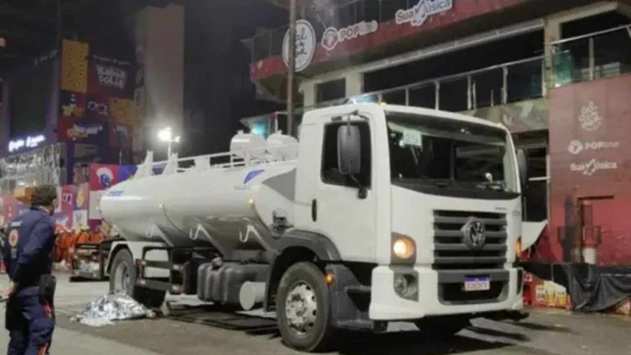 Mulher sobe em caminhão, escorrega e morre atropelada no Carnaval em Salvador