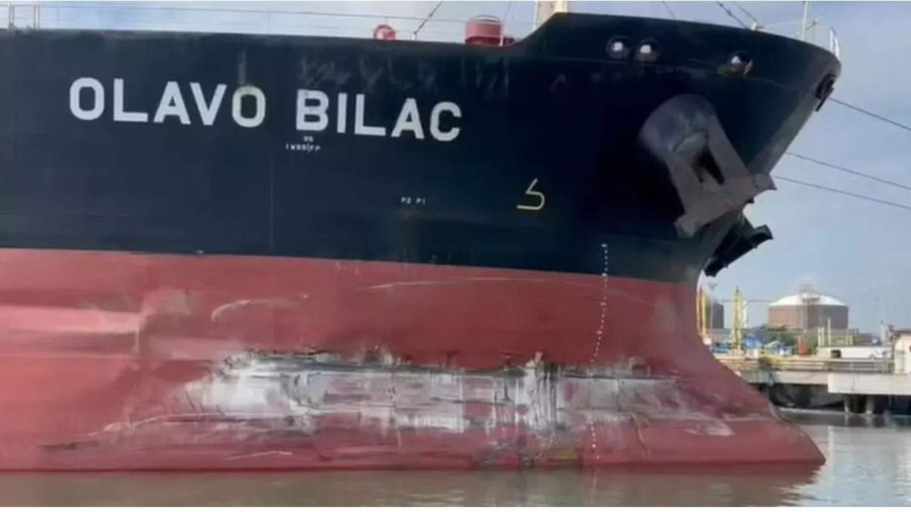 VÍDEO: Navio sai de controle e bate em duas balsas no porto de Santos; tripulantes saltam no mar