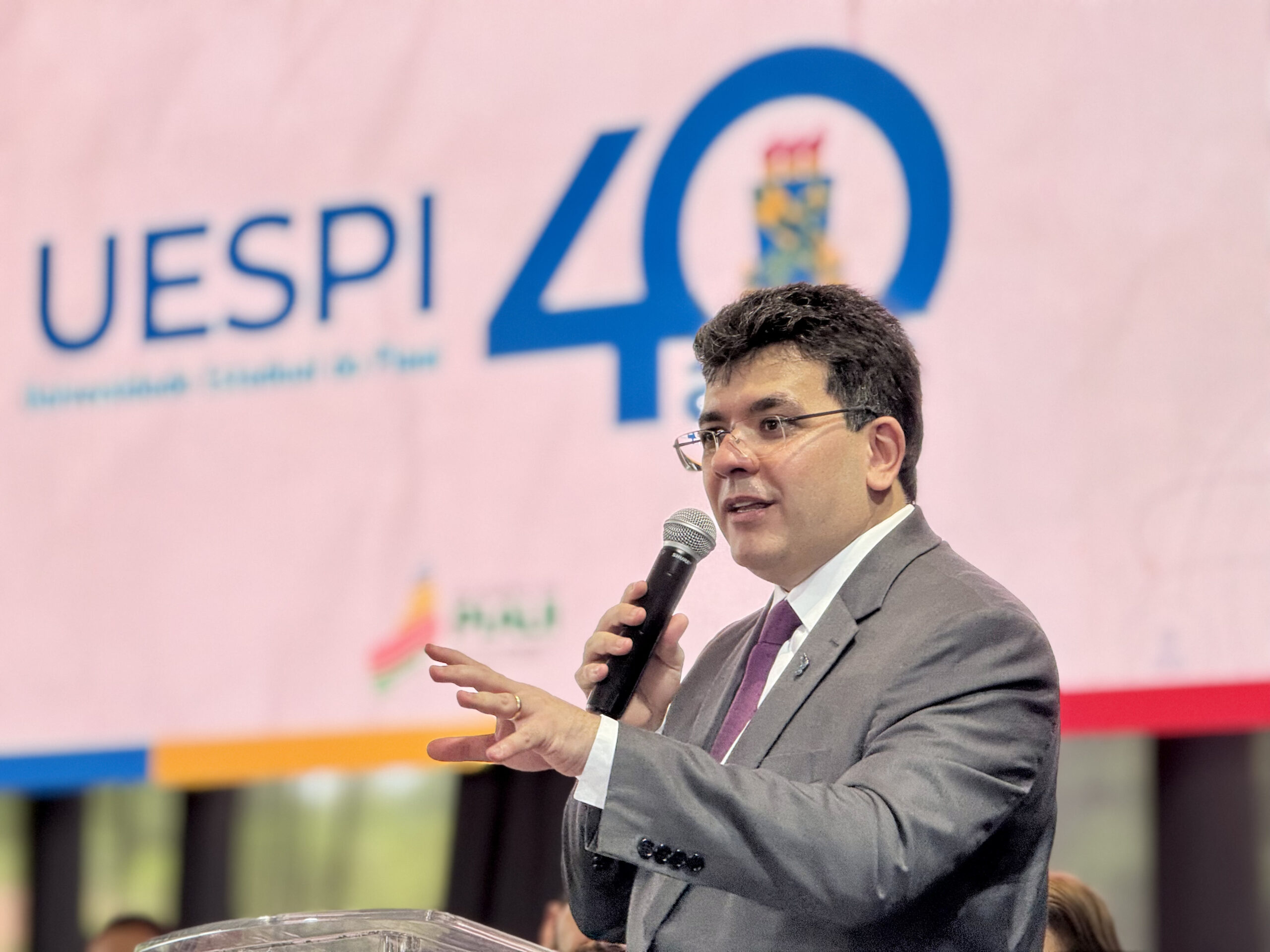 Rafael Fonteles autoriza programa para zerar disciplinas sem professores na Uespi