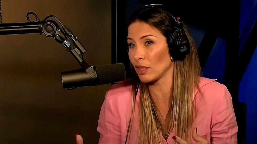 Ex-Panicat Lizi Benites deixa glamour e abraça nova vida