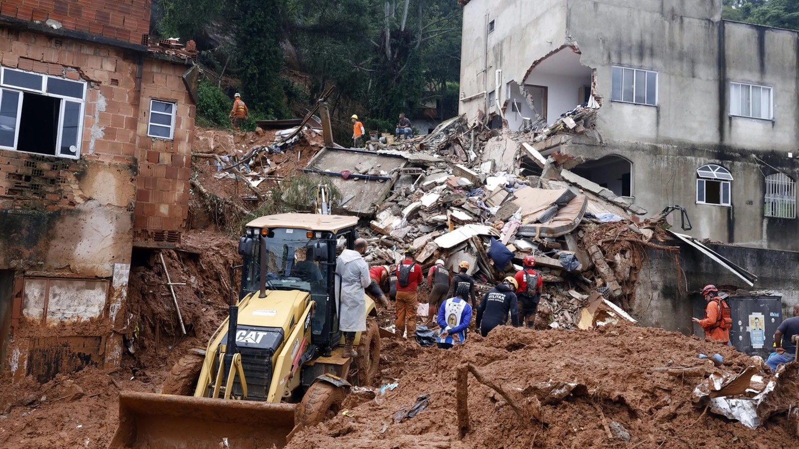 Chuvas deixam 37 mortos e 33 desaparecidos em MG
