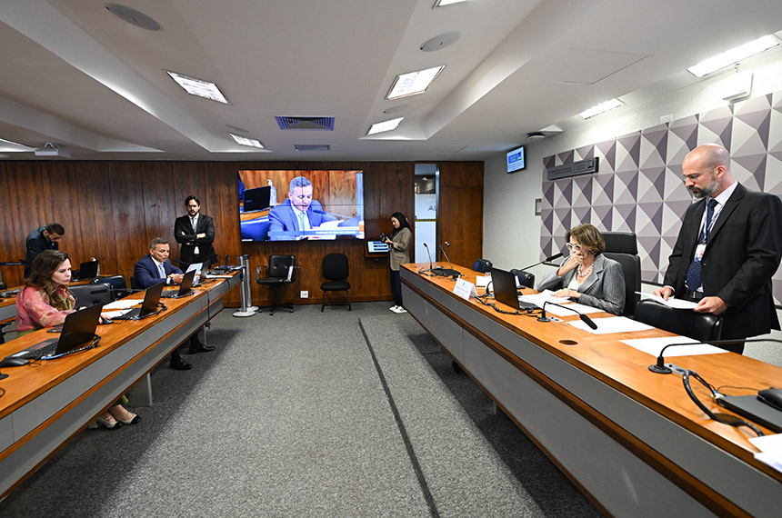 Agenda Transversal das Mulheres na administração pública vai ao Plenário