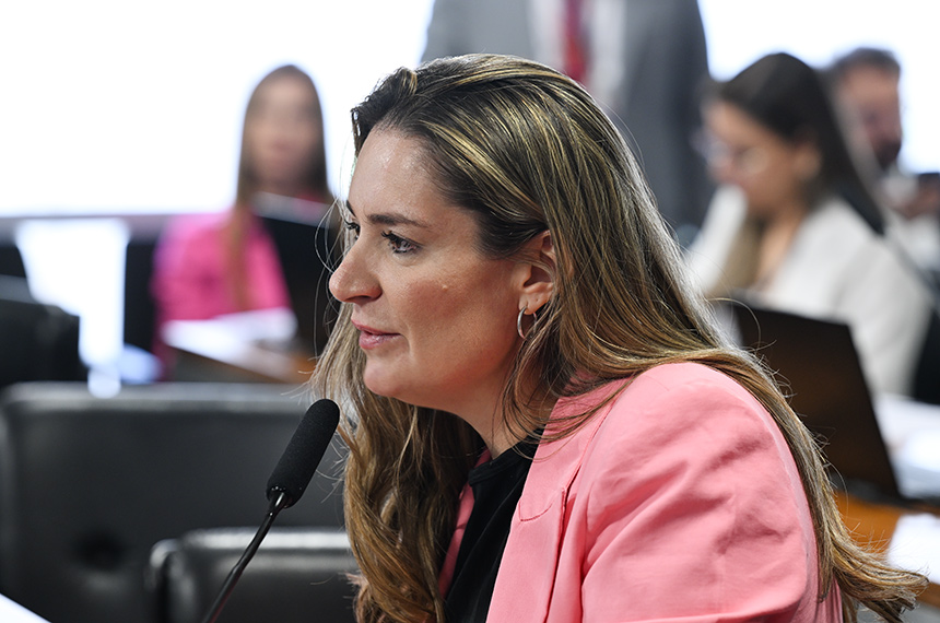 Projeto que garante opção de assento ao lado de mulheres em transporte avança no Senado