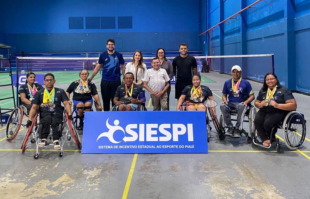 Secretaria dos Esportes entrega cadeiras de rodas adaptadas para paratletas do badminton