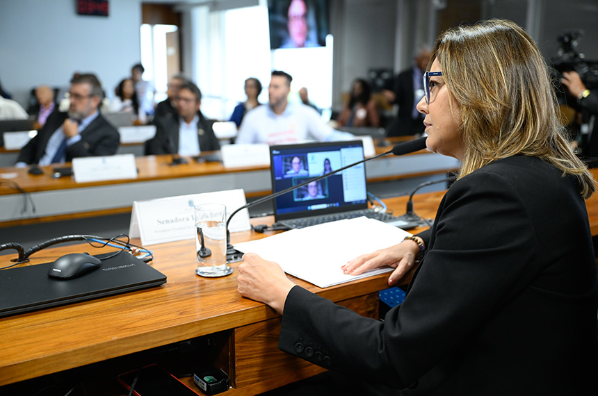 Operador de telemarketing: debatedores defendem regulamentação da profissão