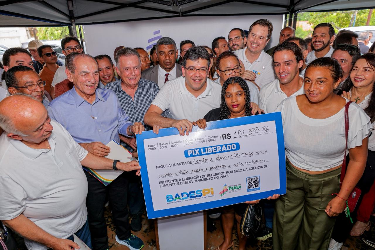 Em Palmeirais, Rafael libera mais de R$ 100 mil em crédito rural, entrega 55 ruas pavimentadas e autoriza novas obras