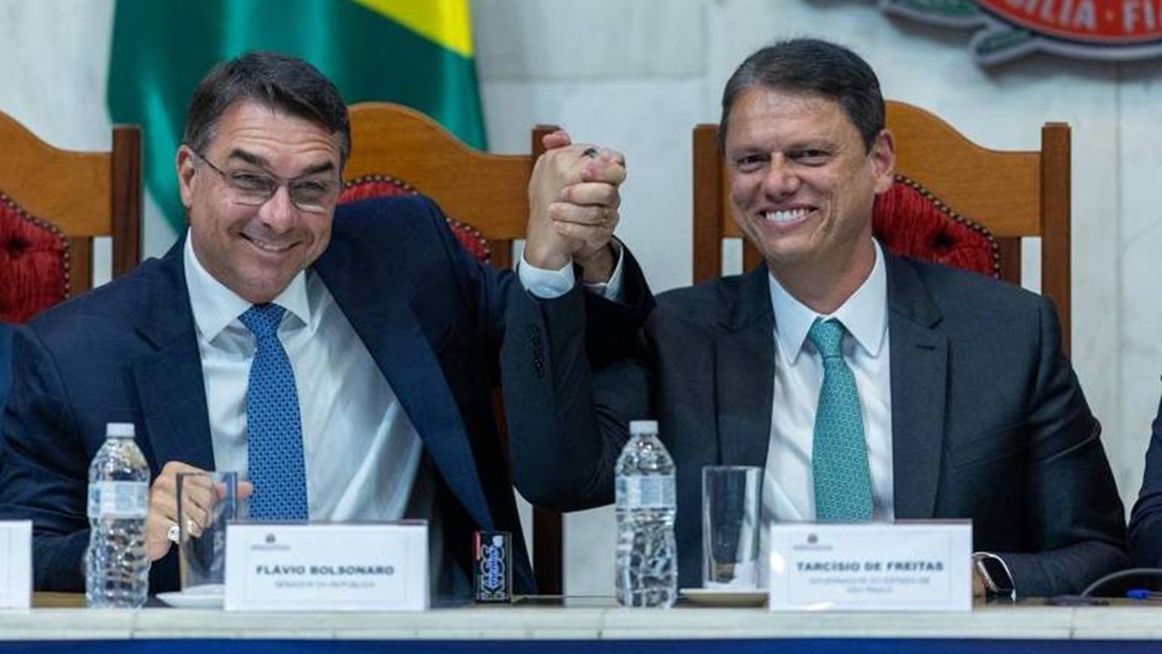 Tarcísio se ajoelha ao bolsonarismo, afirma dever “tudo” ao inelegível e exalta a direita