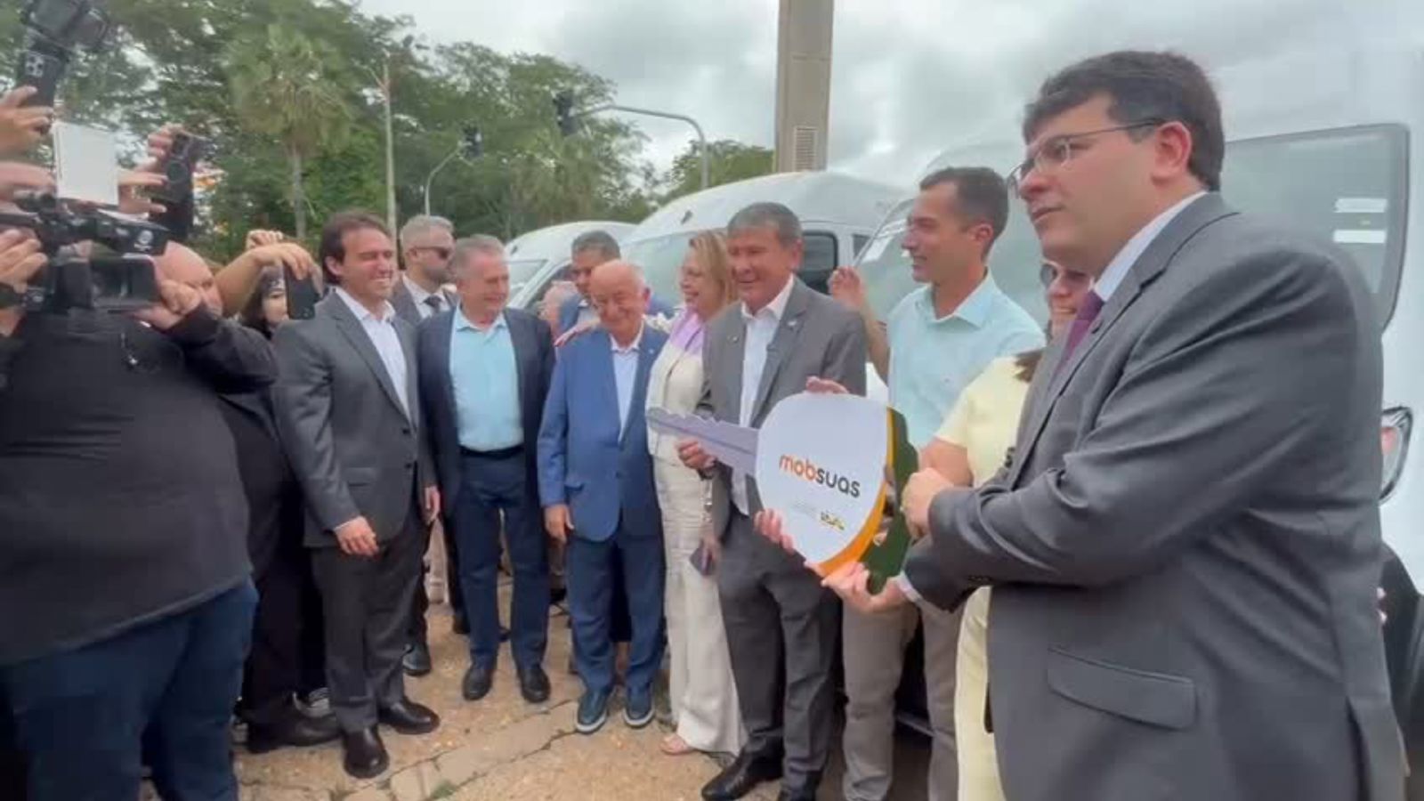 Piauí recebe 30 vans acessíveis para fortalecer atendimento da assistência social