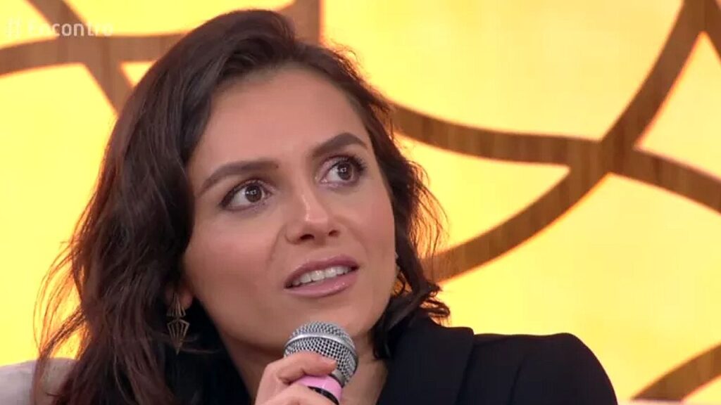 Monica Iozzi revela internação e cancela presença na Globo