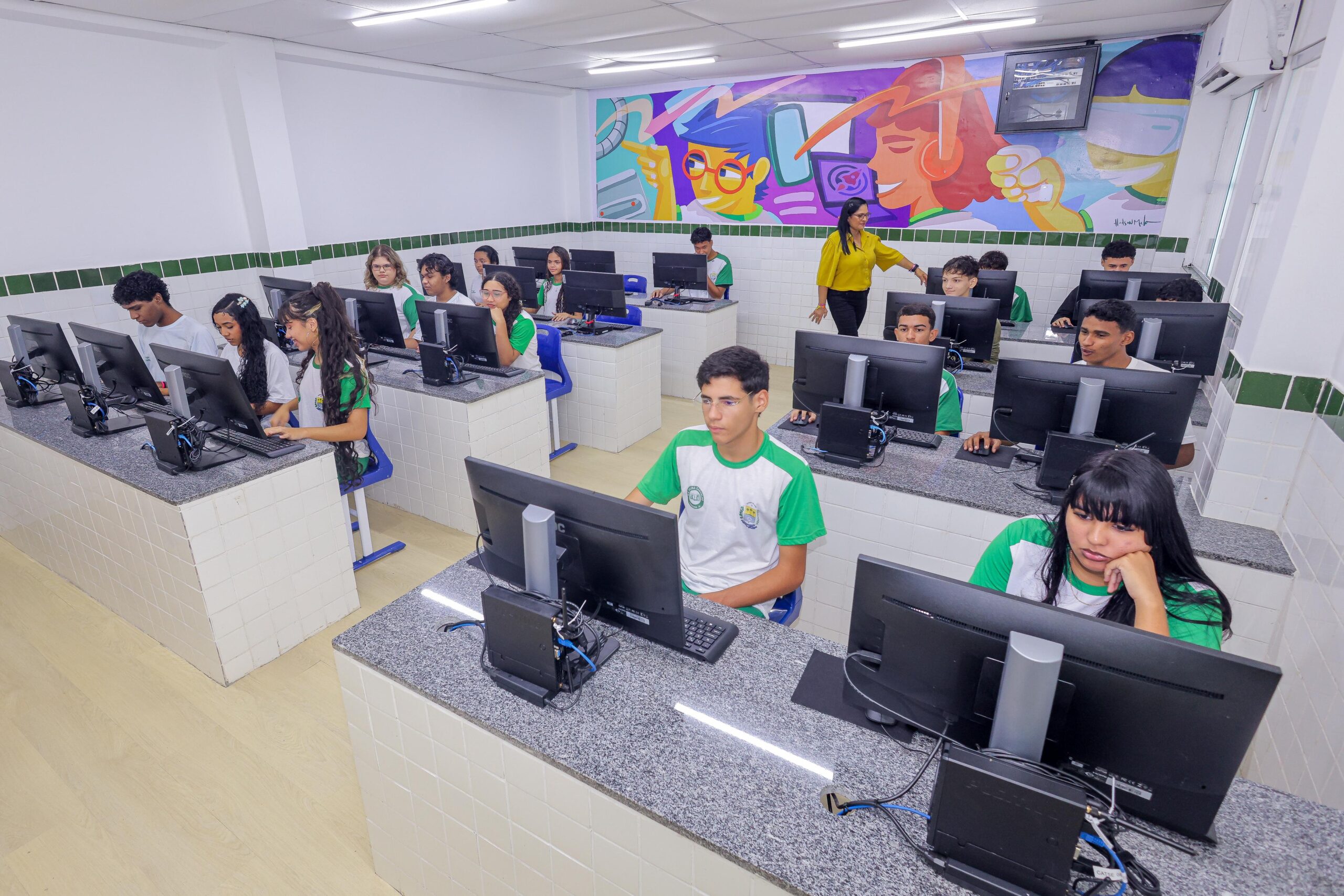 Governador entrega modernização de escola na zona norte de Teresina e expande acesso a laboratórios, ensino técnico e tempo integral