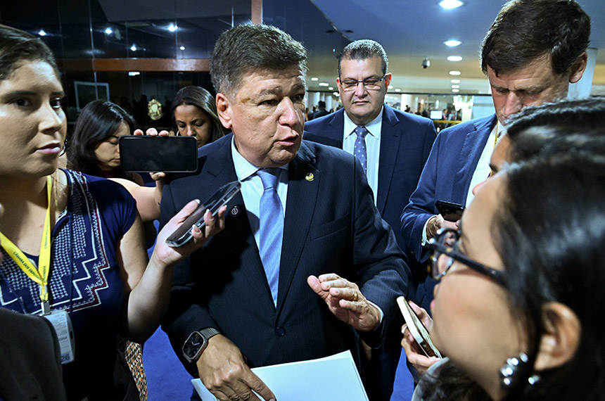 Carlos Viana critica decisão de Flávio Dino de cancelar votação da CPMI do INSS