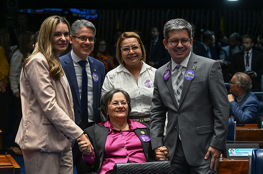 Senadores homenageiam Maria da Penha por sua atuação em defesa da mulher