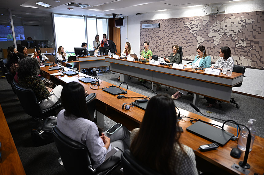 Família pode ajudar no combate à violência contra a mulher, aponta debate