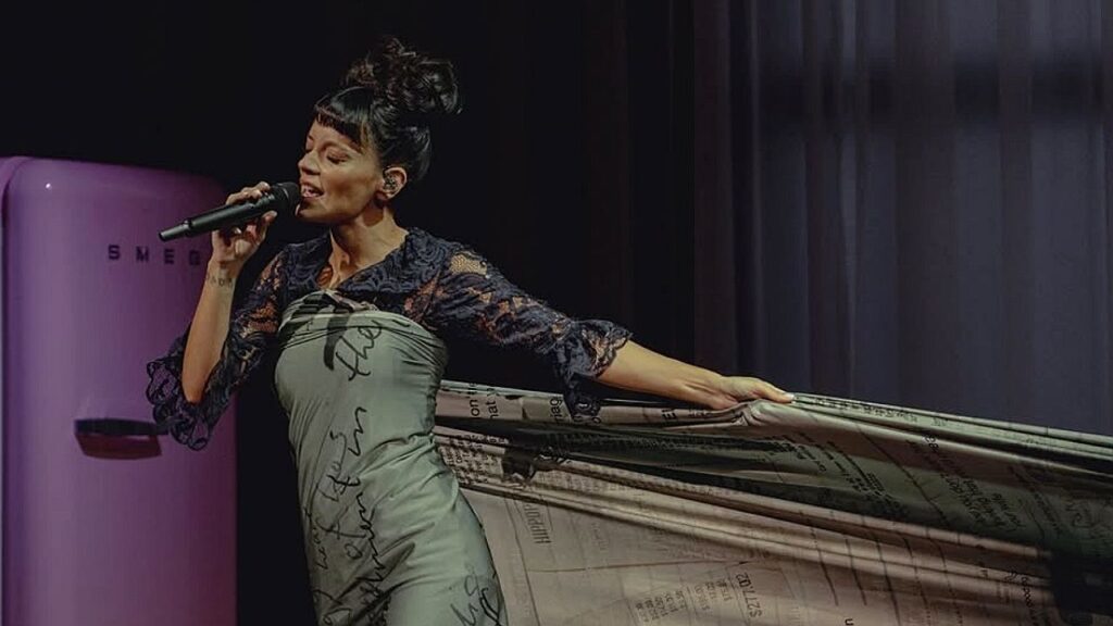 Lily Allen provoca ex-marido com vestido polêmico em show