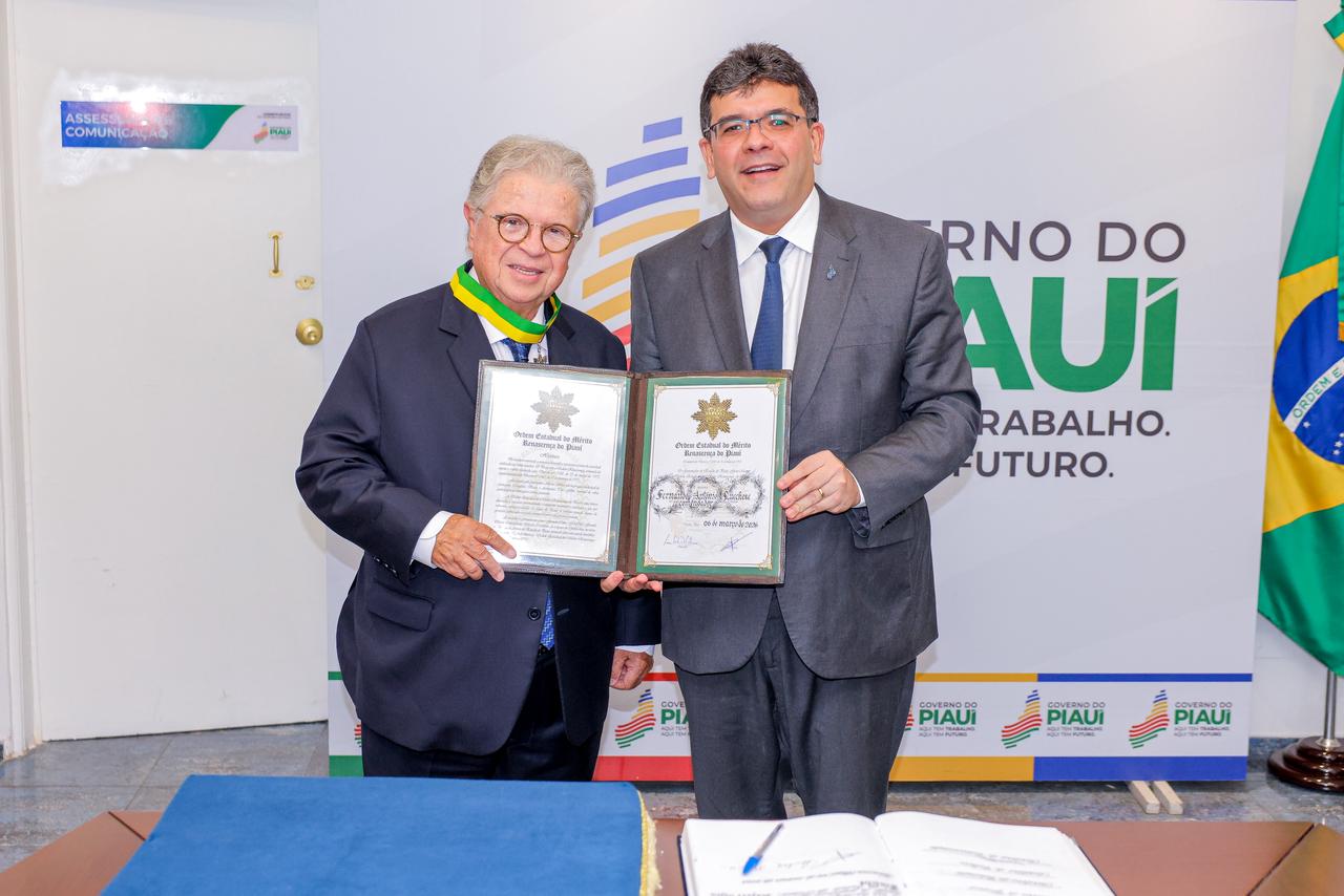 Rafael Fonteles entrega medalha do Mérito Renascença para o médico Fernando Lucchese