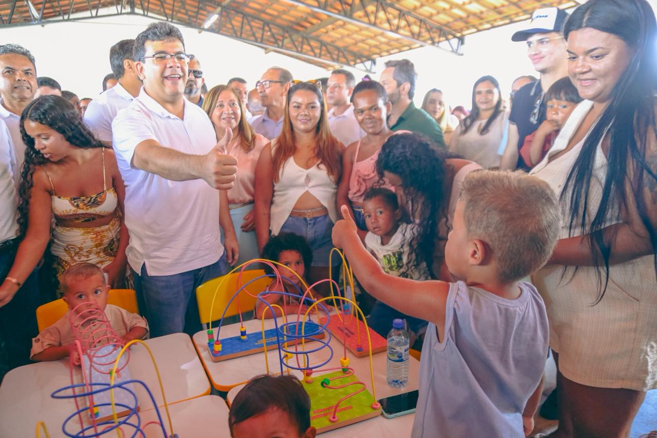 Em Bonfim do Piauí, Rafael Fonteles entrega kit mobília para creche e autoriza R$ 5 milhões em obras