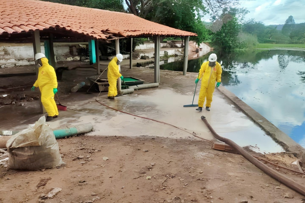 Equipe da Adapi monitora descontaminação de área atingida por agrotóxicos em Bertolínia após tombamento de carreta