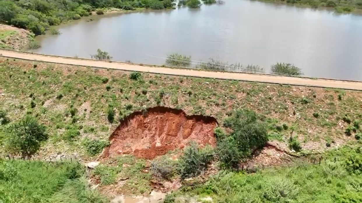 Defesa Civil emite alerta para saída imediata das famílias do entorno da Barragem do Campestre em Coronel José Dias