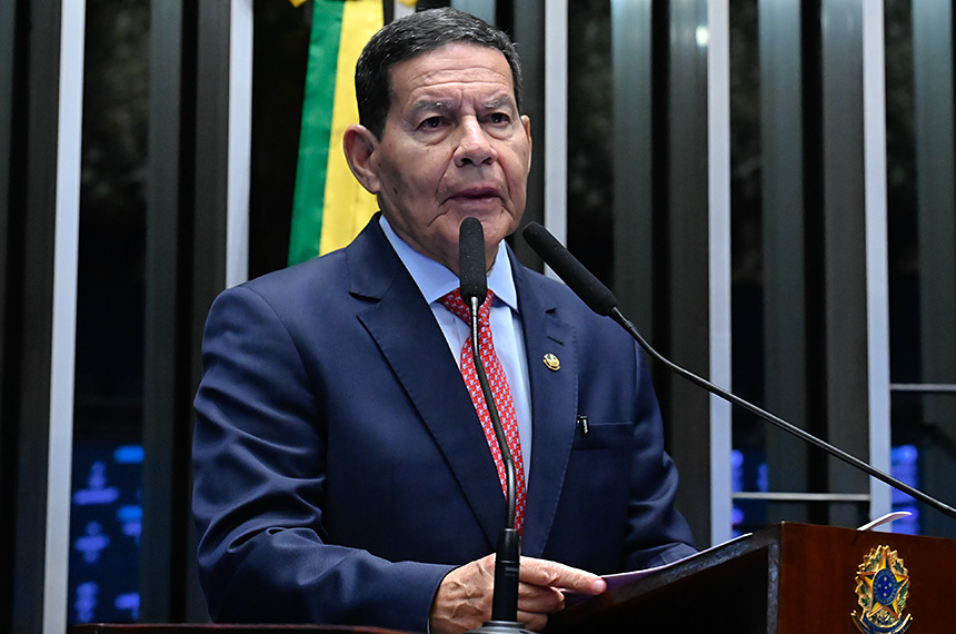 Mourão alerta para conflitos e defende preparação do Brasil para a defesa